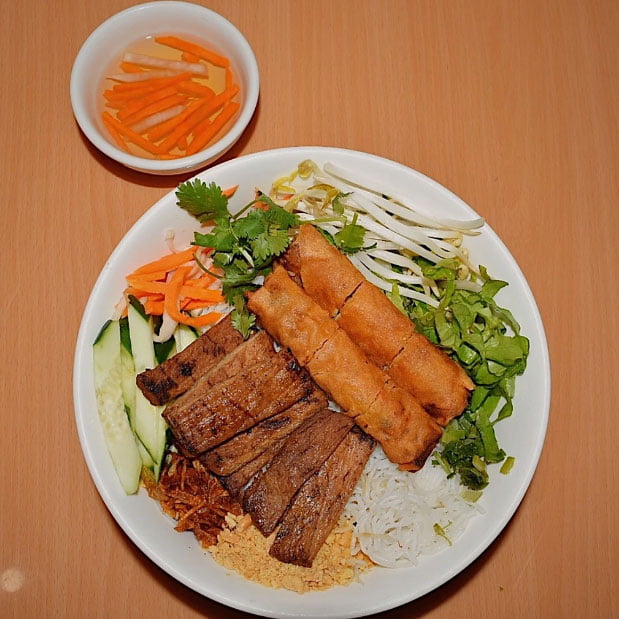 V9. Rice Vermicelli w Fried Spring Rolls, Charbroiled Pork